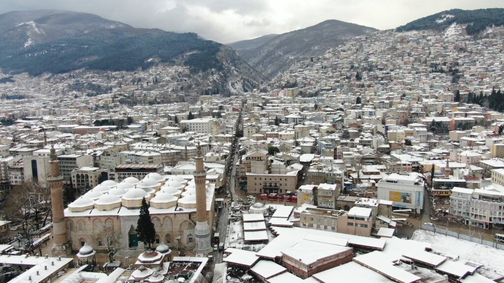 Bursa gelinliğini üstüne giydi!