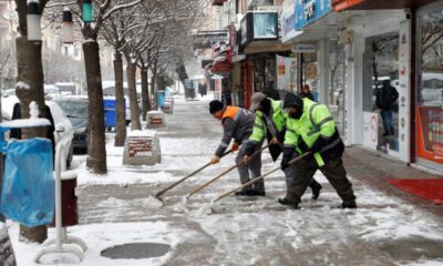 Bursa’da kaldırımlar kar ve buzdan temizleniyor