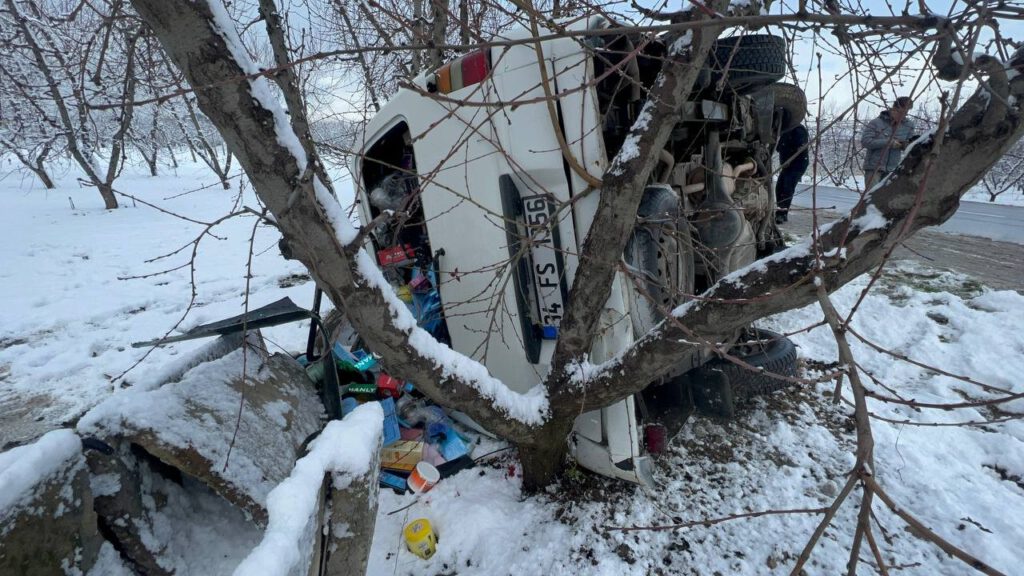 Bursa’da karda kayan araç şarampole yuvarlandı