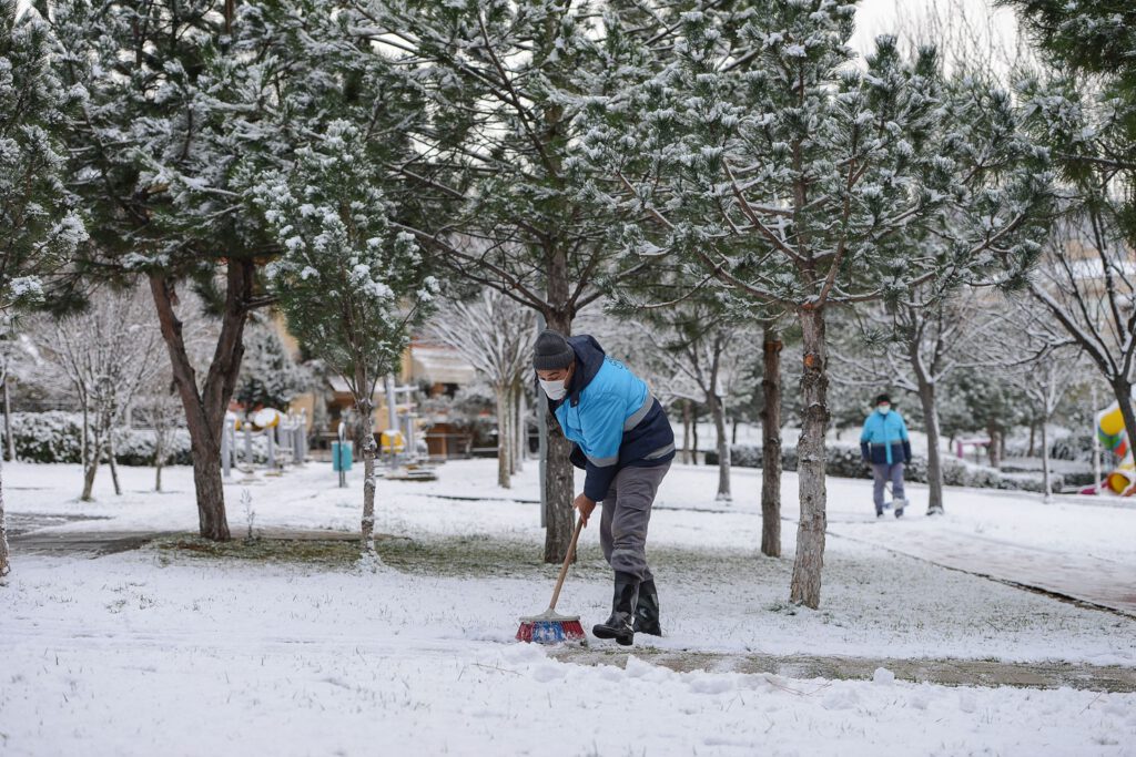 Nilüfer’de karla mücadele aralıksız sürüyor