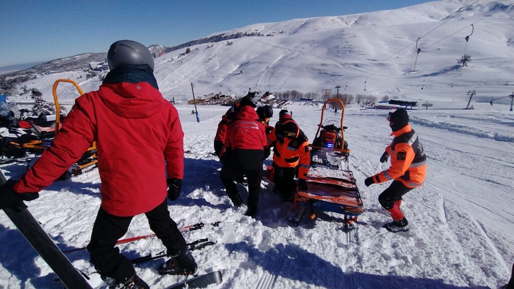 Uludağ’da ayağını kıran kayakçının imdadına JAK yetişti