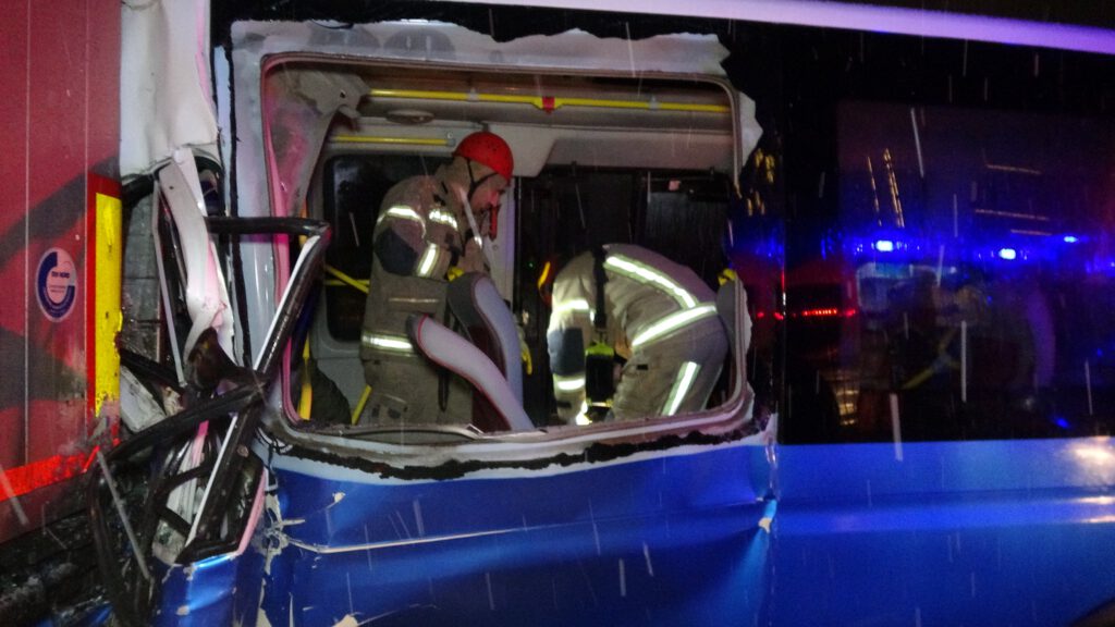 Bursa’da minibüs tırla çarpıştı: 4 yaralı