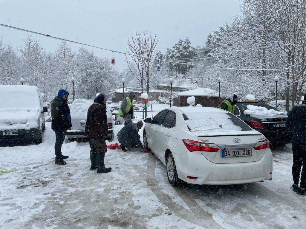 Uludağ’da 82 kişiden zincir seferberliği!