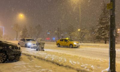 Bursa’da yoğun kar yağışı nedeniyle araçların zor anları