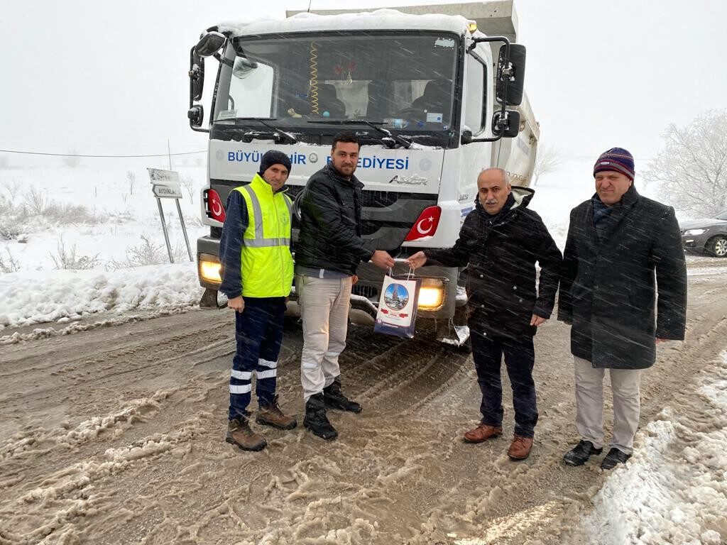 Soğukta çalışan personele gıda takviyesi yapıldı