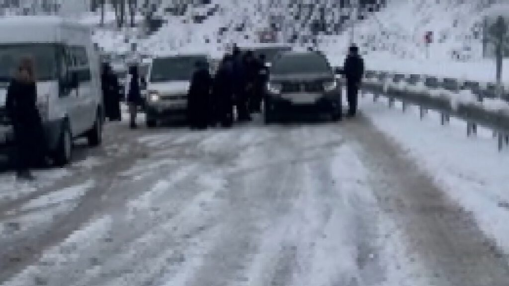 Bursa’da yolda kalan araçlara vatandaşlar yardım etti