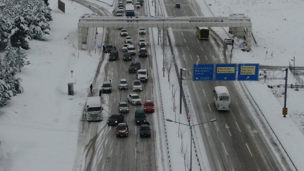Kazalar Bursa-İzmir karayolunu trafiğe kapattı