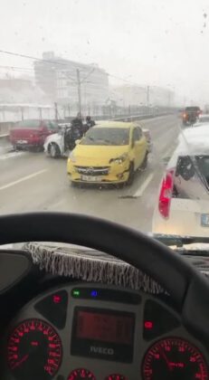 Bursa’da yollar buz pistine döndü!
