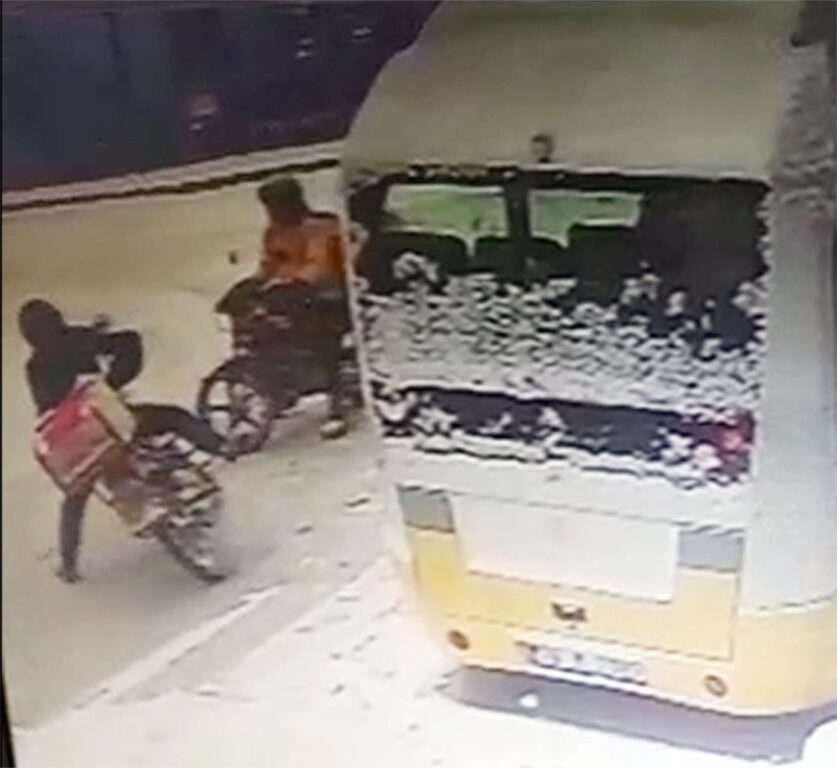 Karda düşen kuryenin zor anları