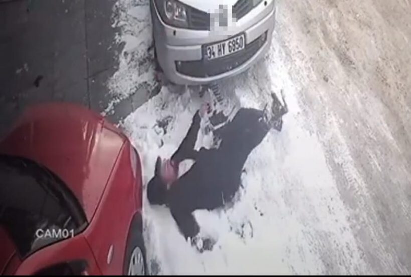 Çaycı gencin buzla imtihanı kameraya yansıdı