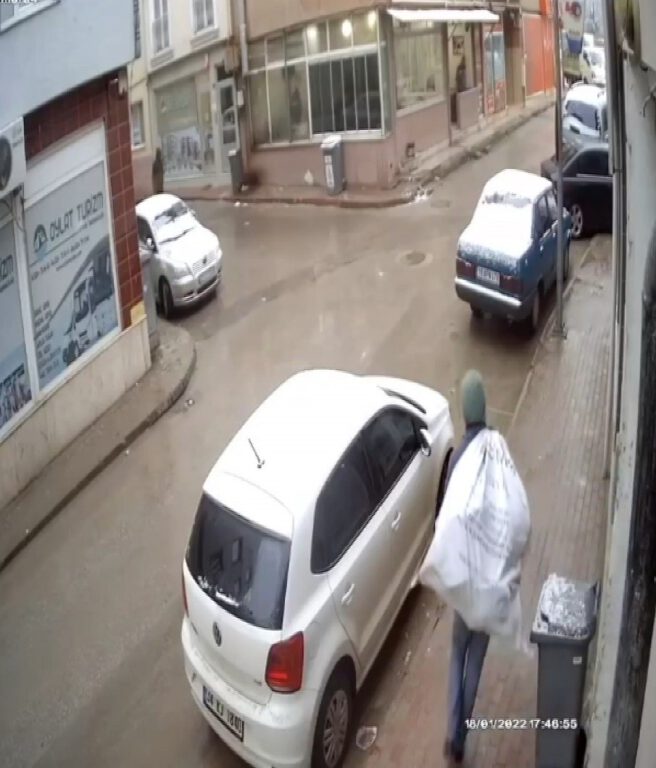 100 yıllık antikaları çuvala koyup çaldı, bu anlar kamerada