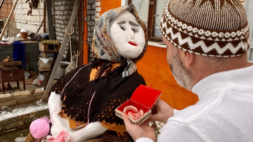 Evlenirken altın kolye taktığı kardan karısına şimdi de takma diş hediye etti