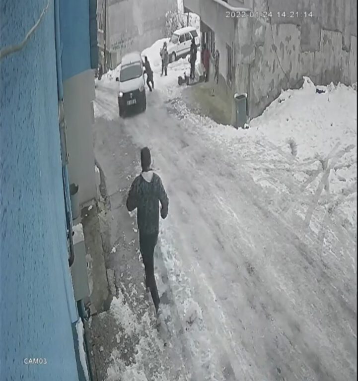 Bursa’da buzlanan yolda kayan araç boşluğa böyle düştü