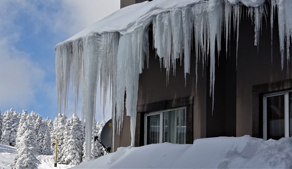 Uludağ’da çatılarda 5 metrelik buz sarkıtları oluştu