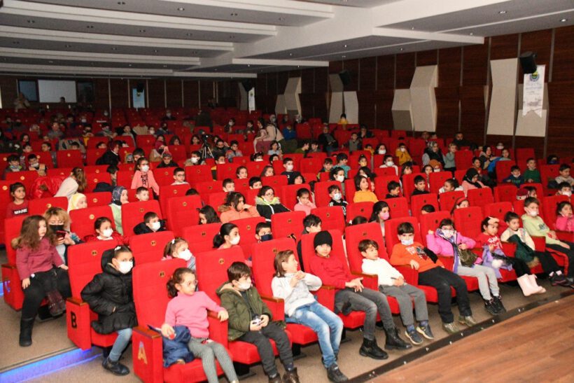 Tatilde öğrenciler Karagöz’le eğlendi