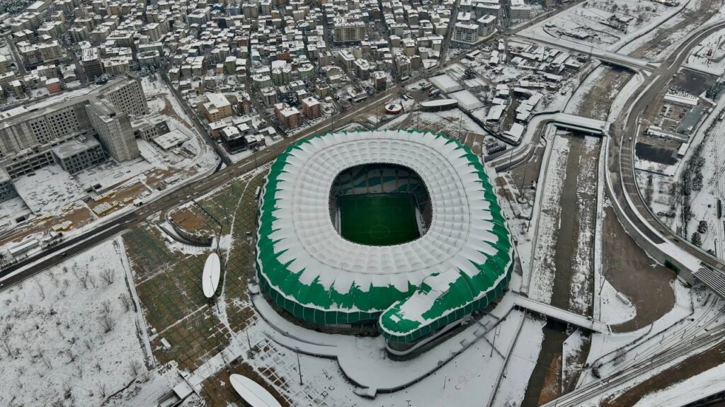Nilüfer deresi buz tuttu, Timsah Stadyumu ise beyaz gelinliği giydi