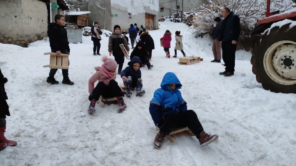 Muhtardan köydeki bütün çocuklara kızak hizmeti