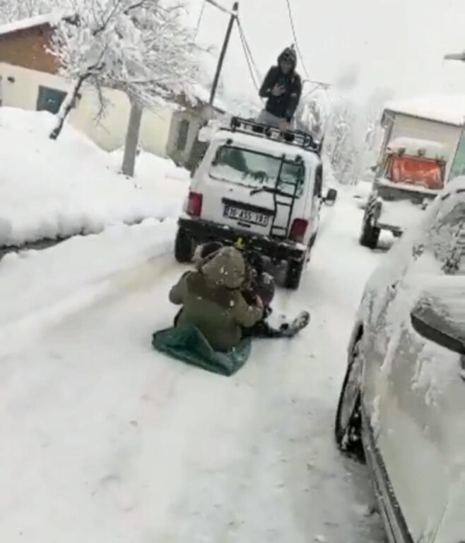 Cipe bağladıkları iple sokakta kaydılar