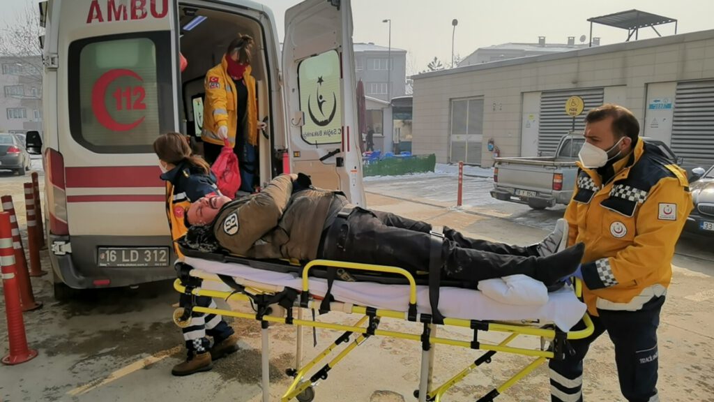 Bursa’da motosiklet sürücüsü iki araç arasında böyle sıkıştı