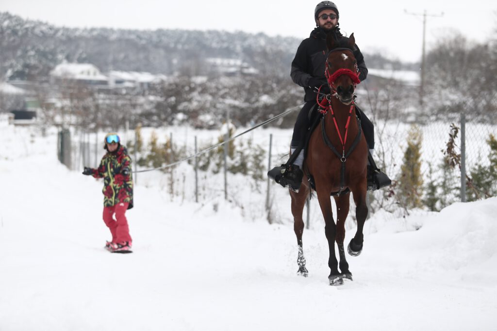 Bursa’da atla dolu dizgin snowboard keyfi