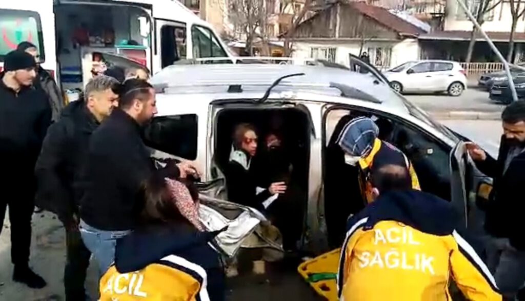 Bursa’da kaza: 3 genç karşı yola uçtu