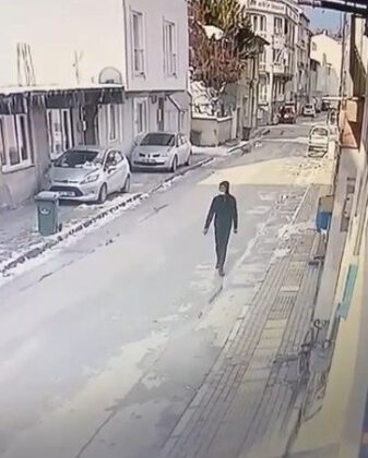 Elini kolunu sallayarak bisikleti işte böyle çaldı