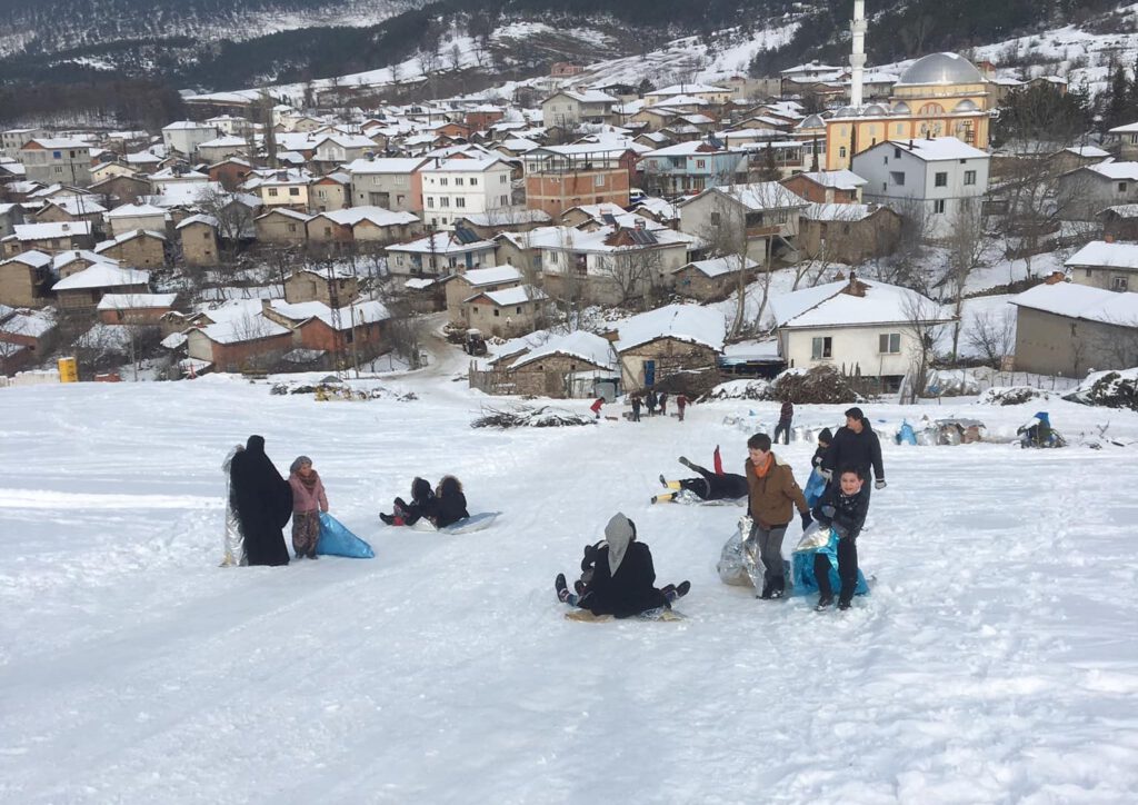 Tahta kızak ve naylonlarla kar keyfi