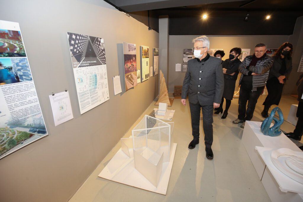 Sağlık çalışanlarına adanmış bir yapıt yarışmasının ödülleri verildi