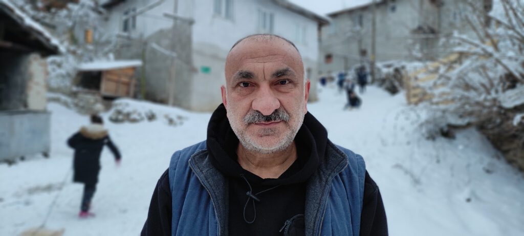 Engelli kız muhtarın yaptığı kızakla hayatında ilk defa kaydı