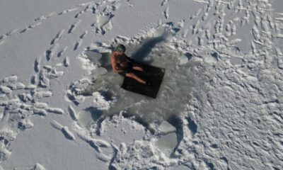 Uludağ’ın buz tutan göletlerini kırıp böyle yüzüyor!