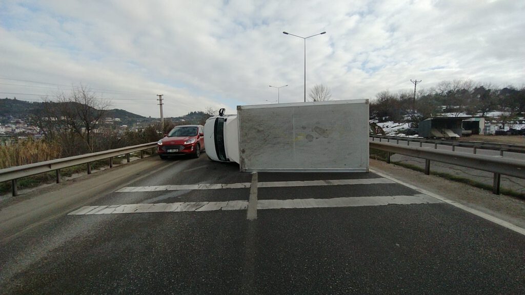 Bursa’da kamyonet devrildi, kilometrelerce araç kuyruğu oluştu
