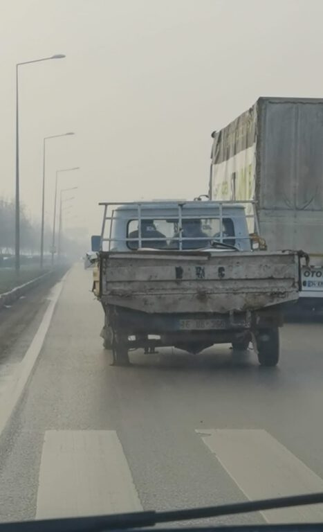 Patlak lâstikle kilometrelerce seyretti, o ânlar kamerada