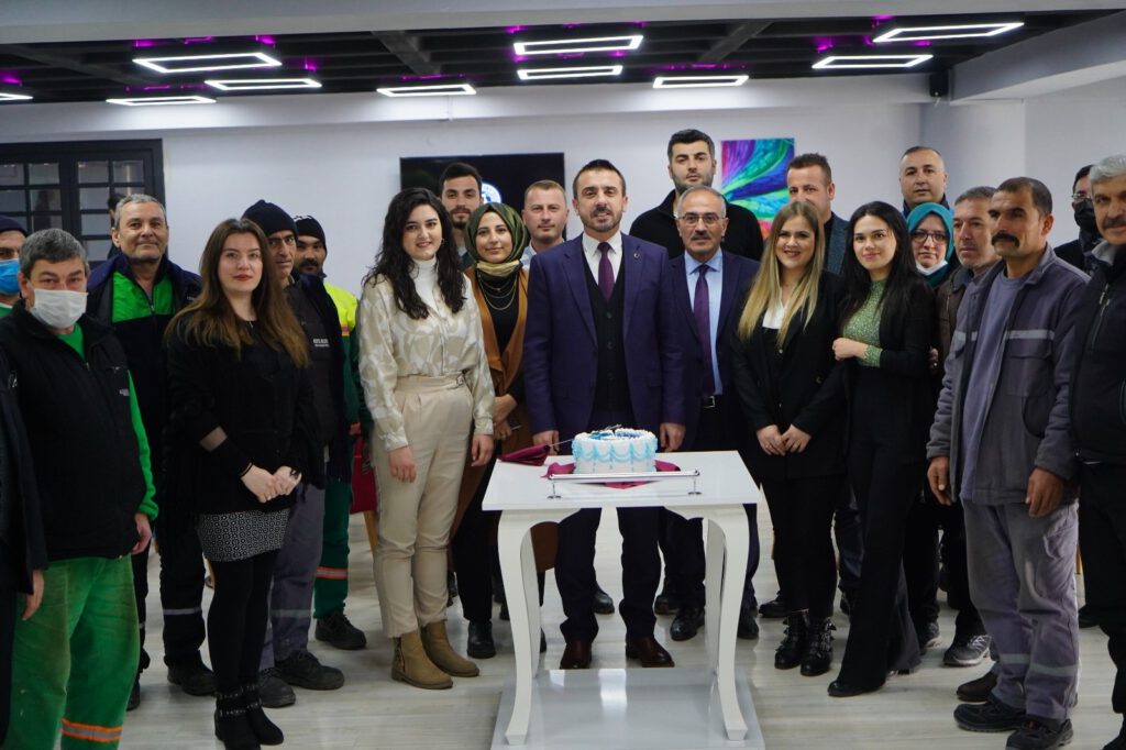Başkan Tanır’dan belediye personellerine doğum günü sürprizi