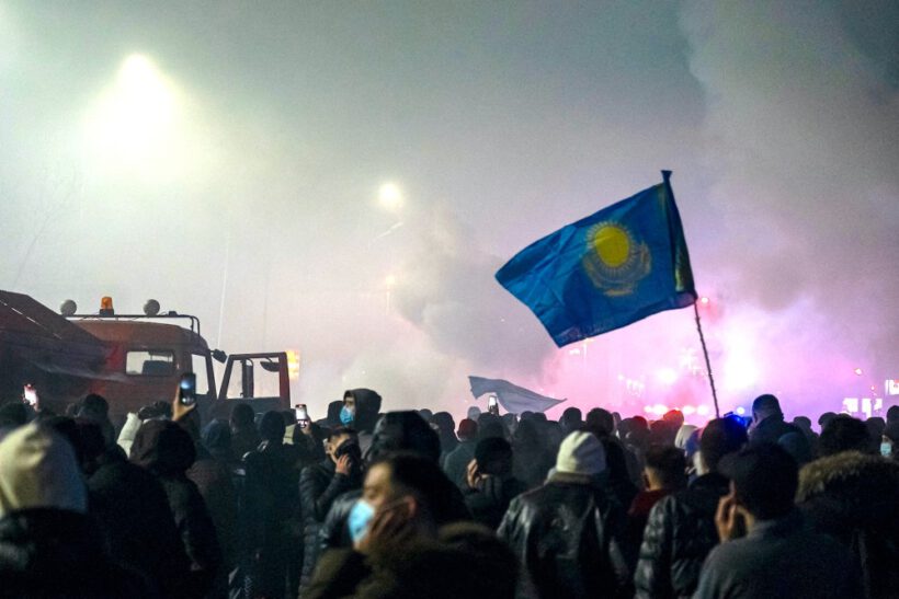Kazakistan’da Nazarbayev’in damatları istifa etti