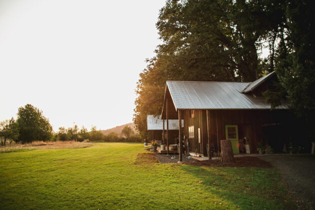 Kestel’de 4.614 m² tarla üzerindeki ev ve ahır satılıktır