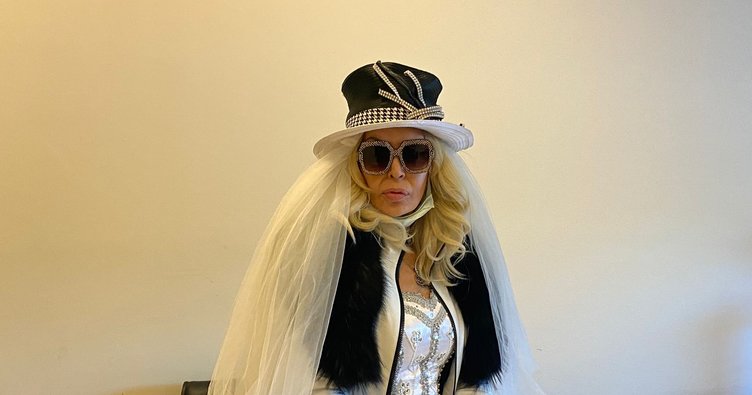 ‘Sisi’ sanal aşk oyunu davasında duruşmaya gelinlikle çıktı