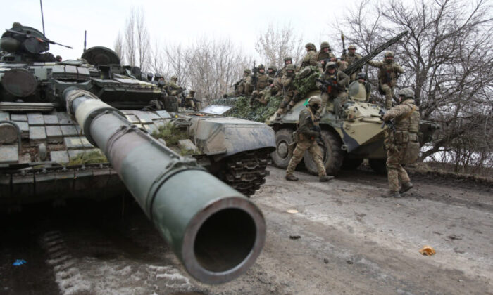 Rus ordusu, stratejik havaalanını ele geçirerek Kiev’i batıdan ayırdı