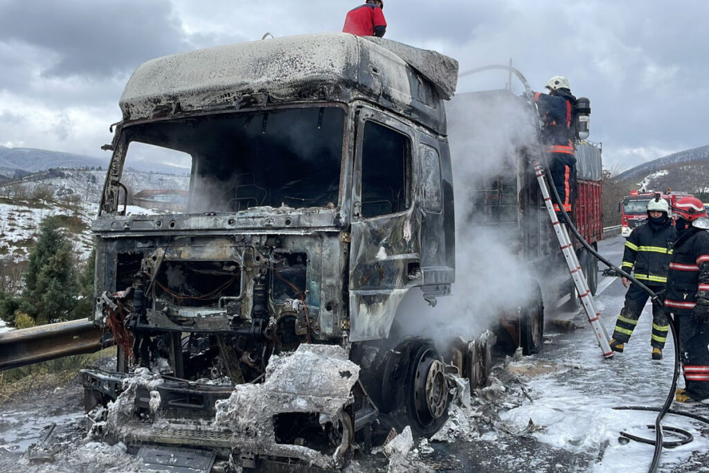 TEM Otoyolu’nda tır alev alev yandı