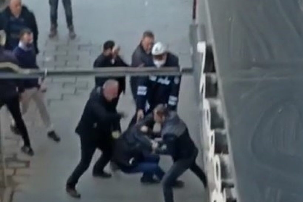 Yanlış anlamışlar… Meydan dayağı kamerada!