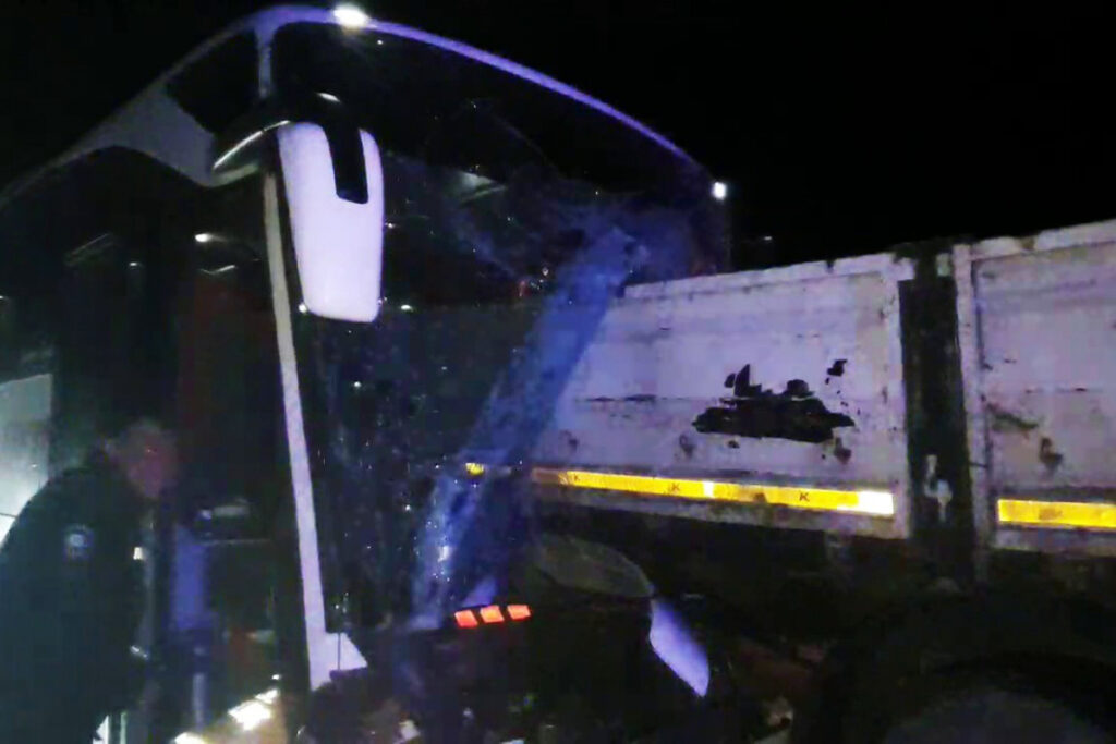 SON DAKİKA! Yolcu dolu otobüs tıra saplandı