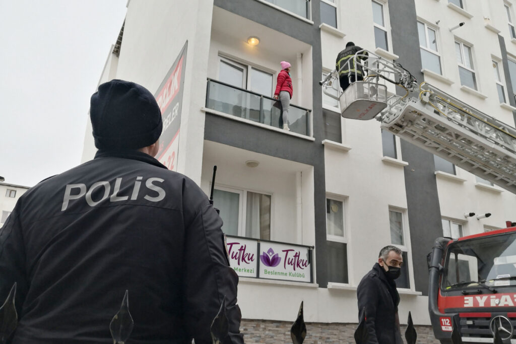 Sevgilisinin 2 hafta boyunca rezidansa kilitlediği kadın böyle kurtarıldı