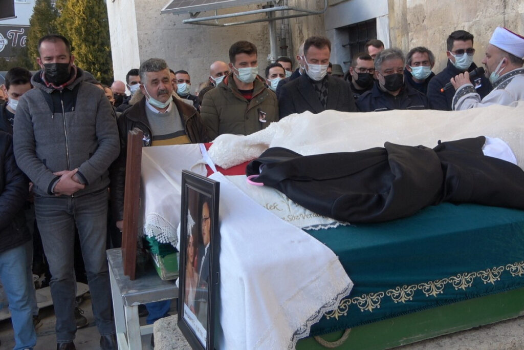 Genç çifte acı veda! Damatlık ve gelinlik tabutlarına örtü oldu