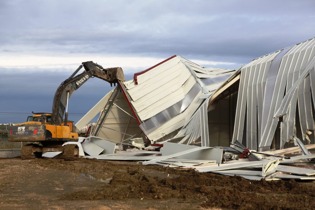 Kaçak fabrika inşaatı yerle bir edildi