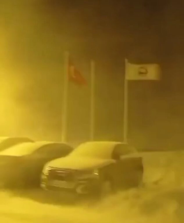 Uludağ’da gece başlayan kar fırtınası kameralara yansıdı