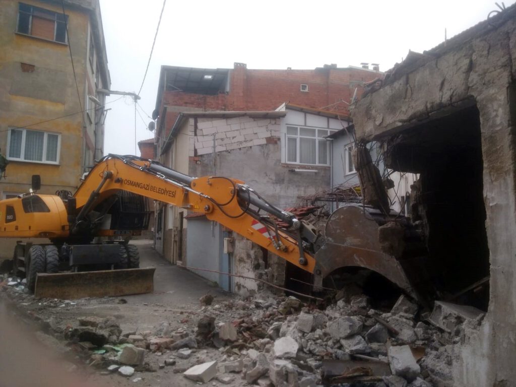 Osmangazi’de bir metruk bina daha yıkıldı
