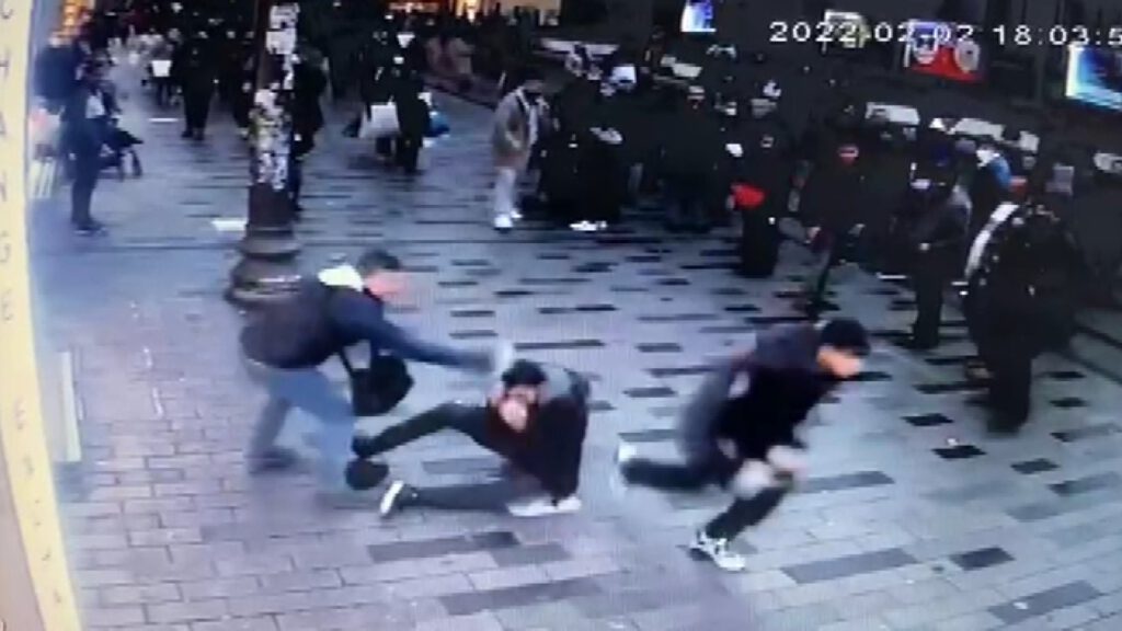 İstiklal’de parfümcü terörü: Turistin başında şişe parçaladılar