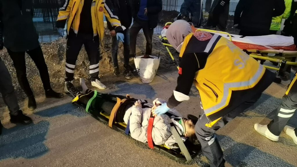 Otomobil ile motosiklet çarpıştı o anlar kamerada