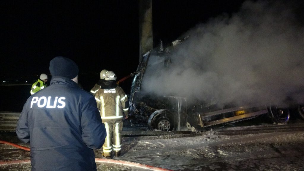 Bursa’da feci kaza: Kamyonda yanarak can verdiler!