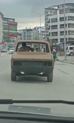 Farsız, camsız, bir o kadar da gamsız