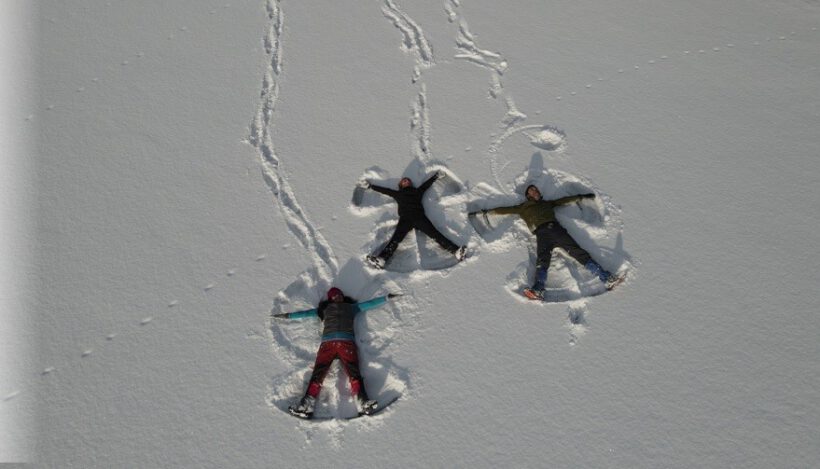 Donmuş göl üzerinde kahvaltı yaptılar